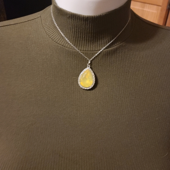 Paparazzi necklace and earing set. NWT - Picture 2 of 3